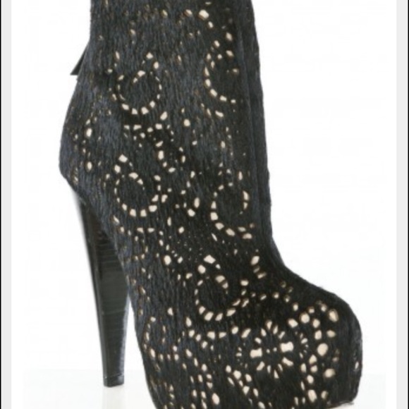 Sexy Alice and Olivia Black Paige Booties Size 9 - Picture 3 of 4