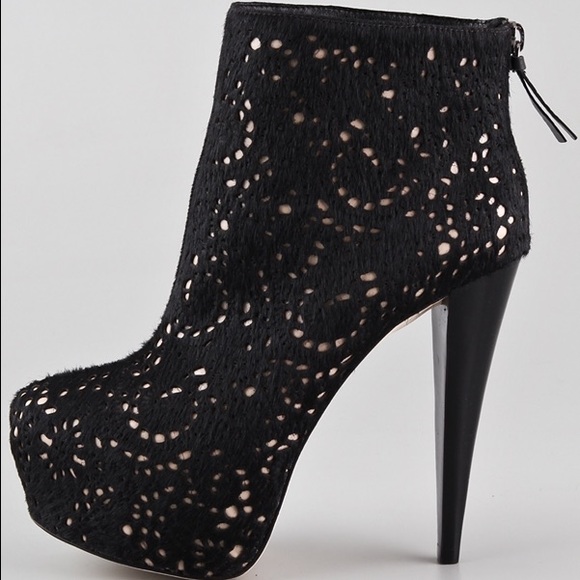 Sexy Alice and Olivia Black Paige Booties Size 9 - Picture 4 of 4