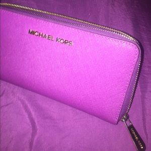Michael Kors Magenta Jet-set continental wallet