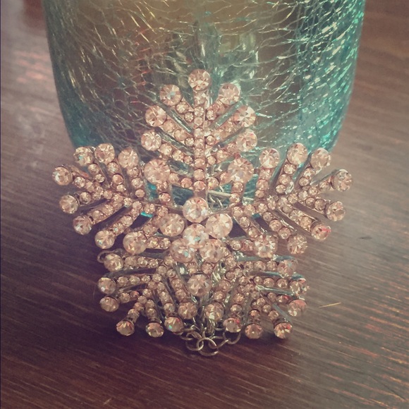 Snowflake pin/necklace