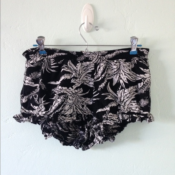 Black and white print ruffled flowy element shorts
