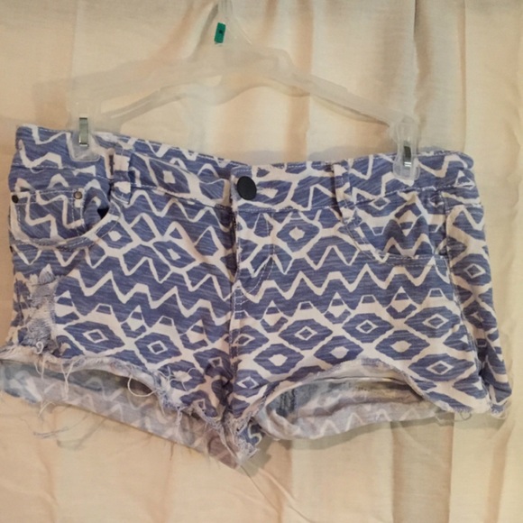 Aztec patterned shorts - Picture 2 of 4