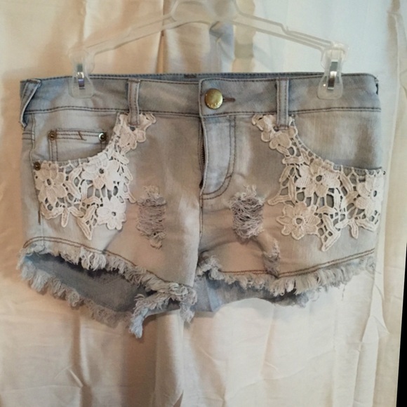 Cute Jean shorts - Picture 2 of 4