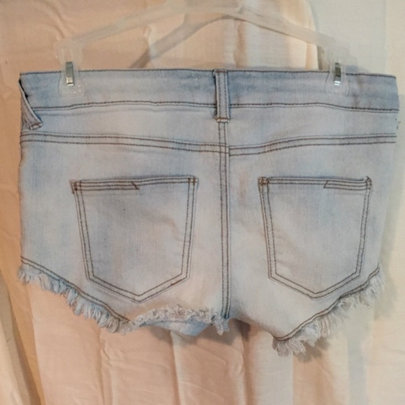 Cute Jean shorts - Picture 3 of 4