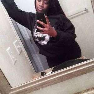 Meet your Posher, Demika