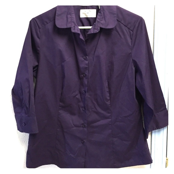 Slimming 3/4 sleeve slimming button-down blouse