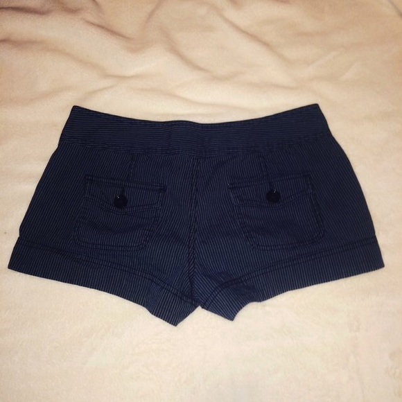 Express Shorts - Picture 2 of 3