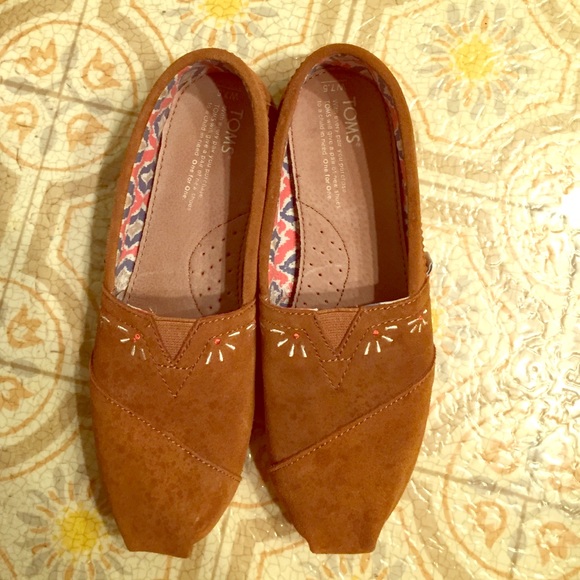 Tan TOMS size 7.5