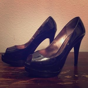Black Glossed Peep-Toe Platform Pumps