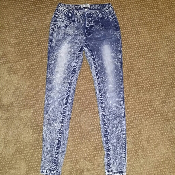 Bleach washed skinny jeans