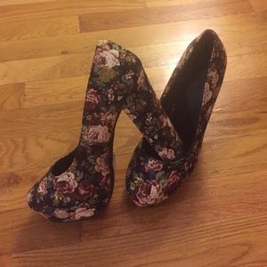 Vintage floral pumps