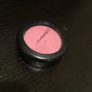 Mac powder blush in Dame