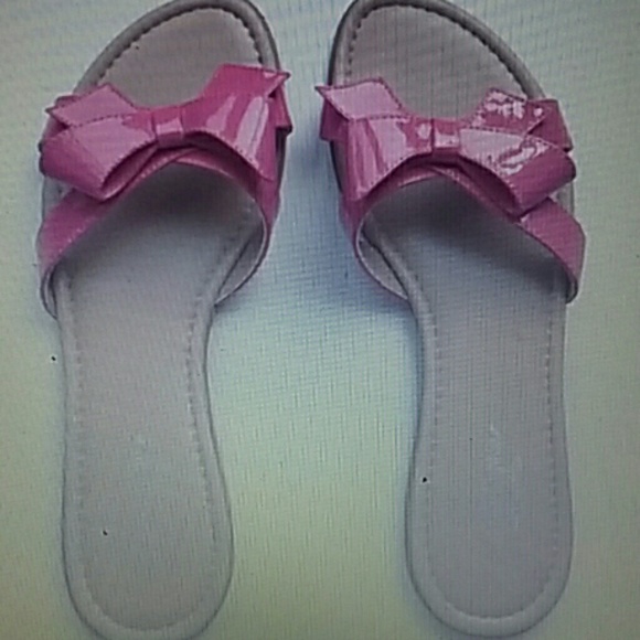 Pink bow sandals !