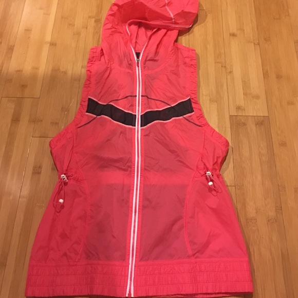 Lululemon coral vest w black mesh panel on back