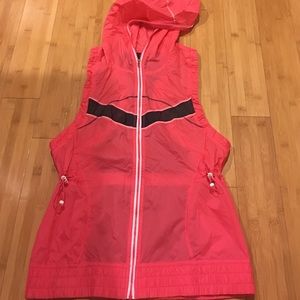 Lululemon coral vest w black mesh panel on back