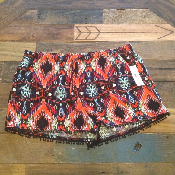 Patterned shorts size large with tags