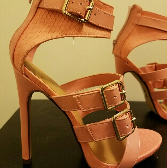 Nwot salmon colored heels