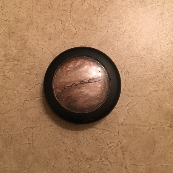 MAC duo mineralized eyeshawdow!