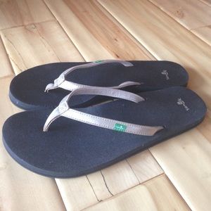 Sanuk gold yoga mat flip flops like new size 10