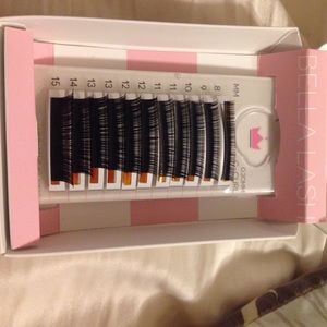 Bella eye lash extensions.