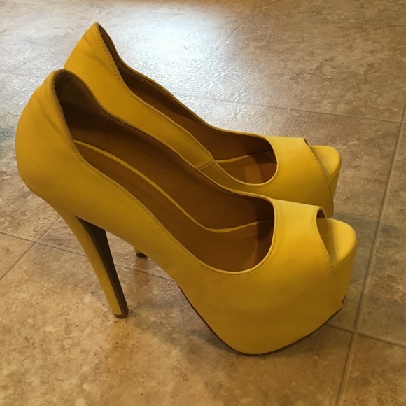 Yellow peep toe heels!