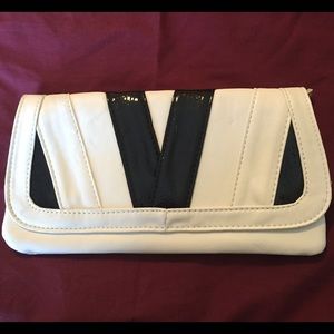 HOLD 4 @darby1956 Kim Rogers black & white clutch