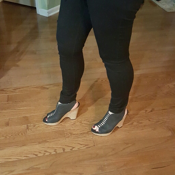 Sandals friday sale only $19.00 - Picture 2 of 4