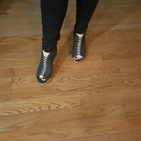 Sandals friday sale only $19.00 - Picture 3 of 4