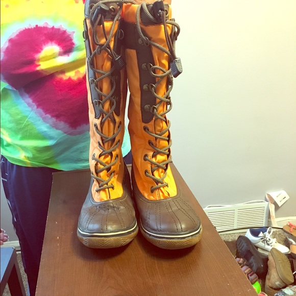 Tall snow boots. Bakers brand.