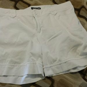 Sz. 18 white lane Bryant shorts
