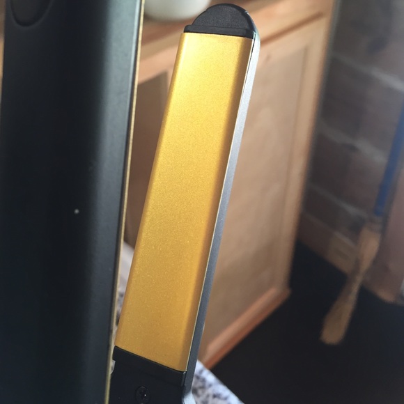 Red by Kiss Ceramic Tourmaline Flat Iron ❤️ - Picture 2 of 4