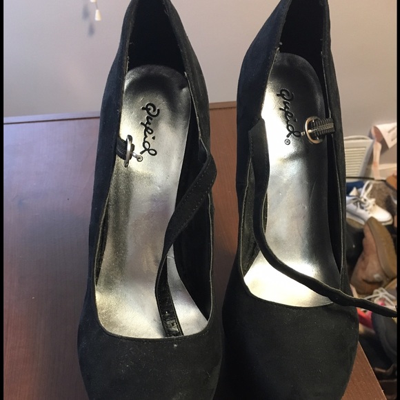 Black heel-less heel