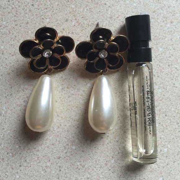 Forever 21 Jewelry - Forever 21 Flower and Teardrop Pearl Earrings Forever 21 Jewelry - Forever 21 Flower and Teardrop Pearl Earrings