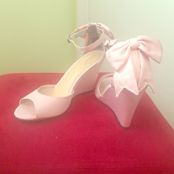 Light pink, bow heels!