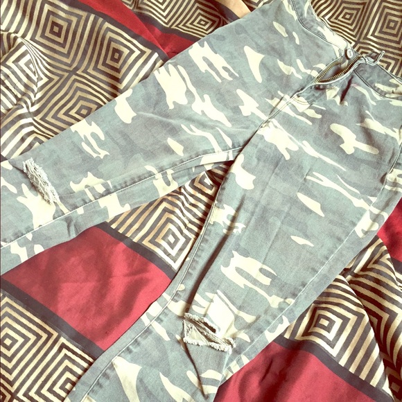 Forever 21 camo high-wasted denim pants.