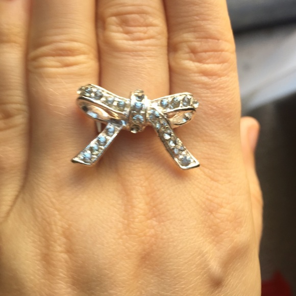 Bow ring with crystals in bow
