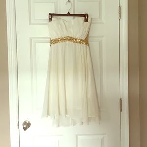 Host pick! ❤️🍾 Strapless Dress with gold sequins