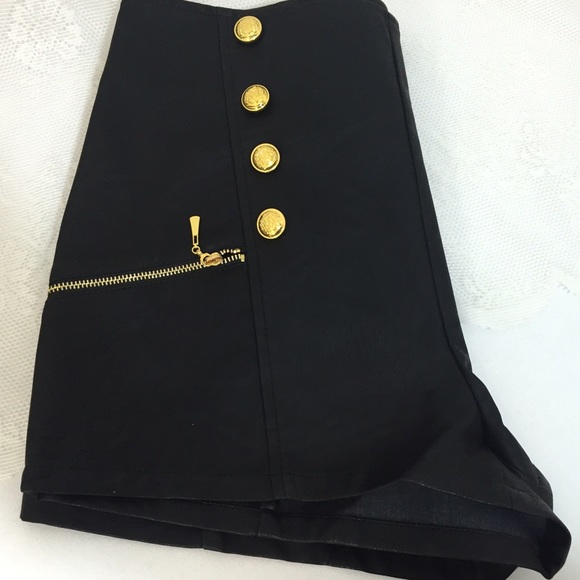 SM/Med/L Black leather look shorts. B014 - Picture 2 of 4