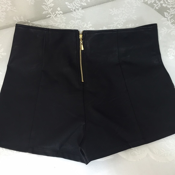 SM/Med/L Black leather look shorts. B014 - Picture 3 of 4
