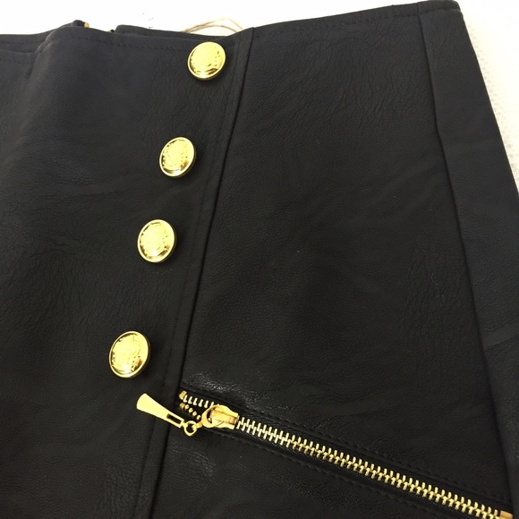 SM/Med/L Black leather look shorts. B014 - Picture 4 of 4