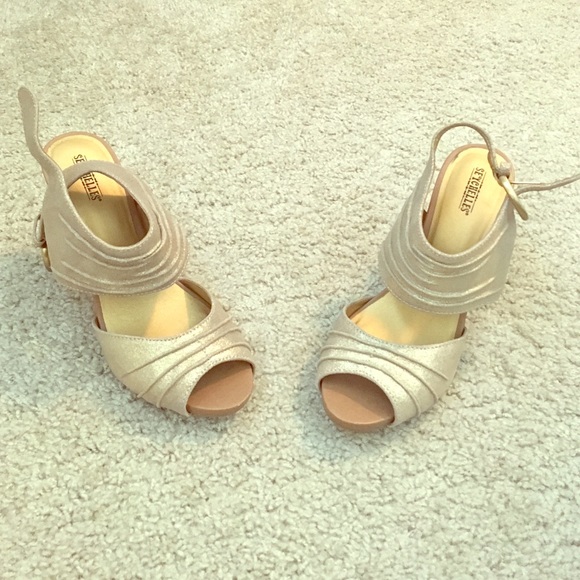 Gold Sandals!!