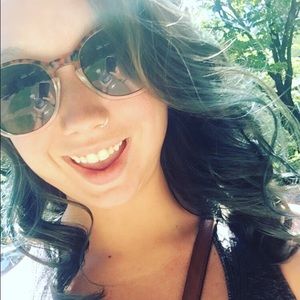 Meet your Posher, Caitlin