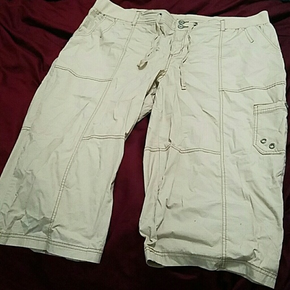 Nude capris