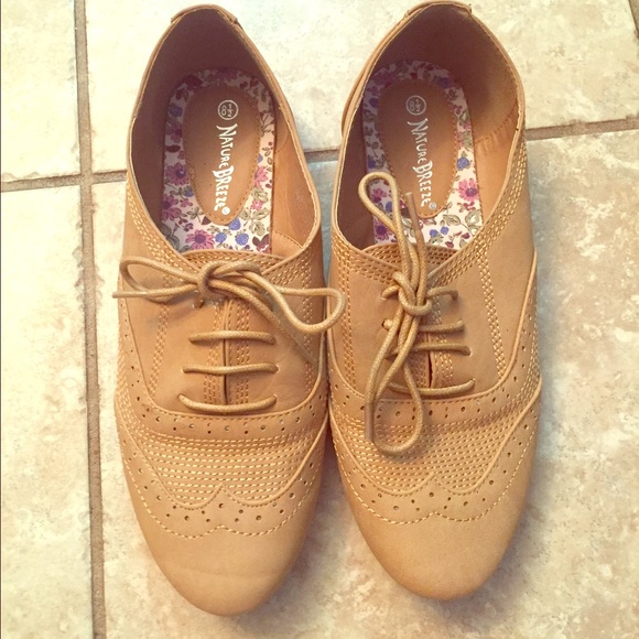 Very cute, tan oxfords!