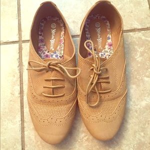 Very cute, tan oxfords!