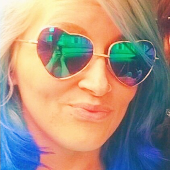 LAST PAIR 💙 Mirrored Heart Sunglasses Turquoise - Picture 3 of 3