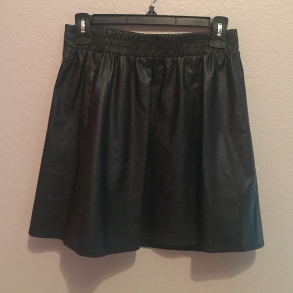 🌸Black leather skater skirt!