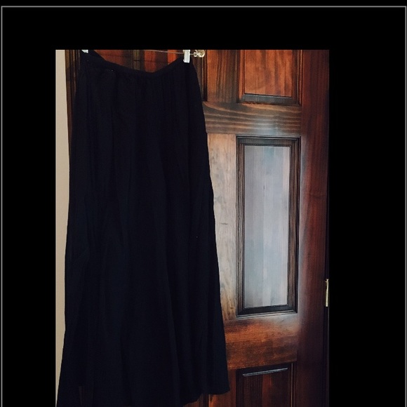 Black skirt it ties and you can make a cute bow - Picture 1 of 1