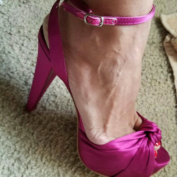 Bebe Maddie Raspberry Pink SZ 8 Satin Pump NEW