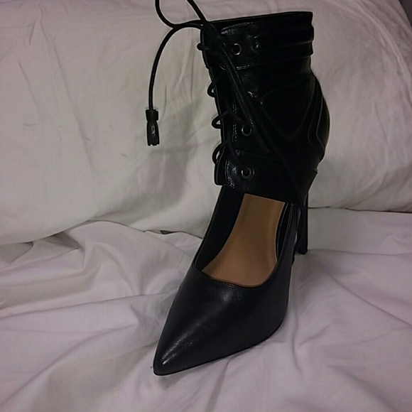Black leather lace up pump - Picture 2 of 3